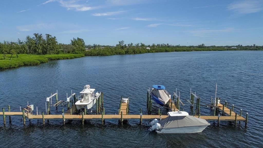 На продажу: $985,000 (0.27 acres)