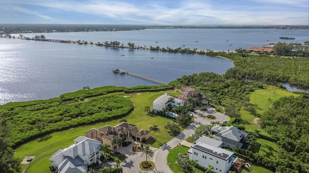 На продажу: $985,000 (0.27 acres)