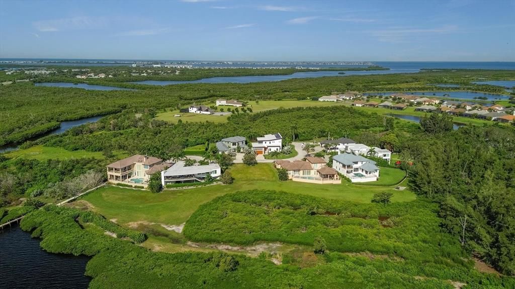 На продажу: $985,000 (0.27 acres)