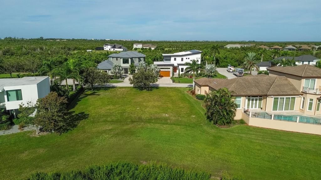 На продажу: $985,000 (0.27 acres)