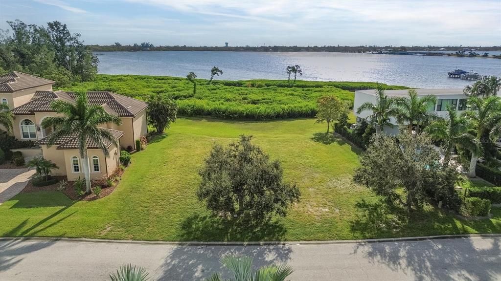 На продажу: $985,000 (0.27 acres)