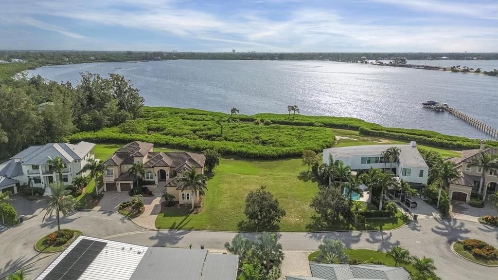 На продажу: $985,000 (0.27 acres)