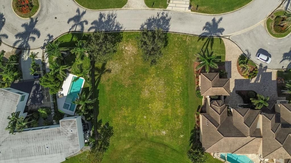 На продажу: $985,000 (0.27 acres)