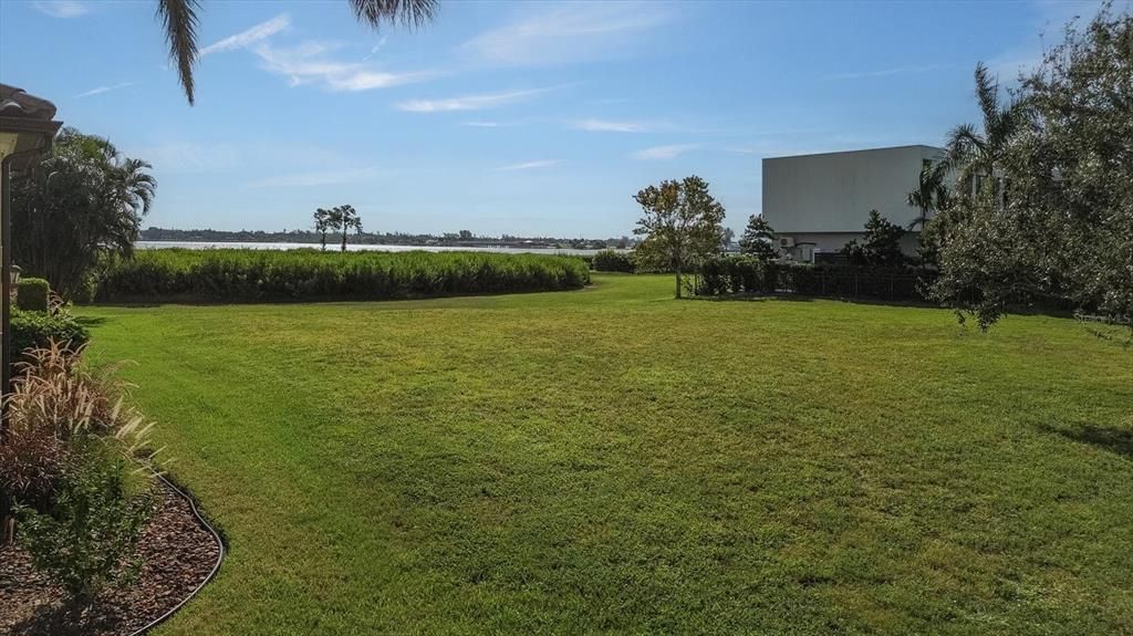 На продажу: $985,000 (0.27 acres)