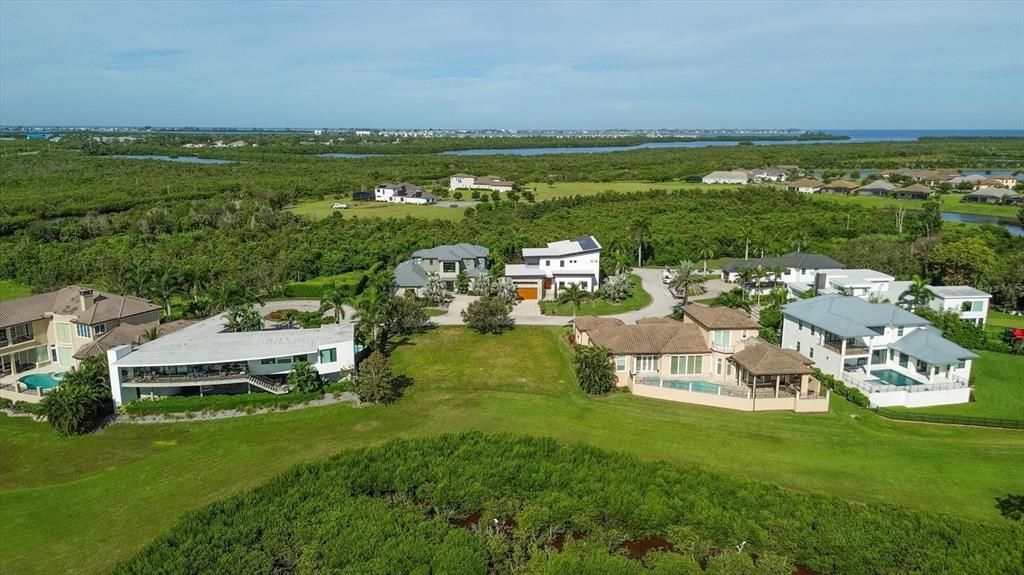 На продажу: $985,000 (0.27 acres)