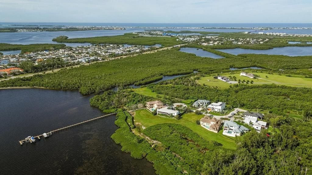 На продажу: $985,000 (0.27 acres)