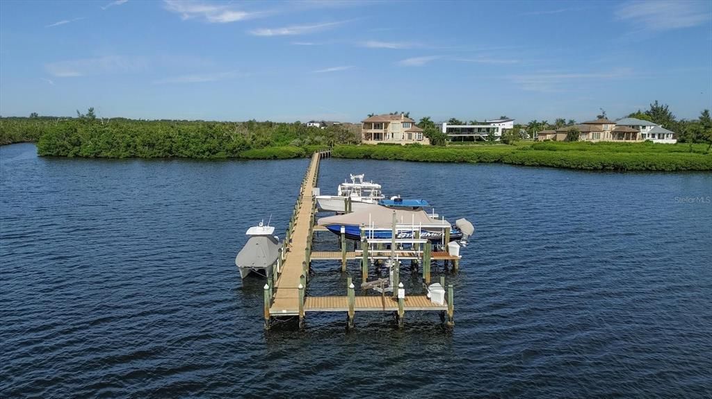 На продажу: $985,000 (0.27 acres)