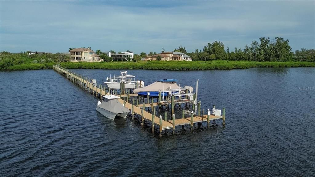 На продажу: $985,000 (0.27 acres)