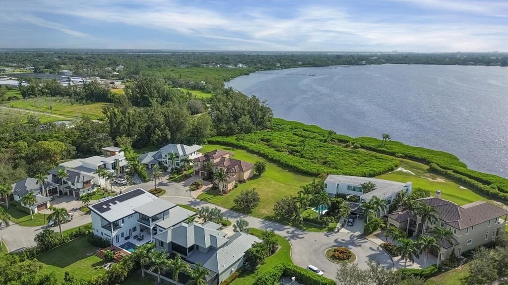 На продажу: $985,000 (0.27 acres)