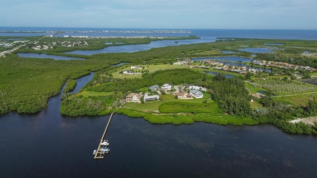 На продажу: $985,000 (0.27 acres)