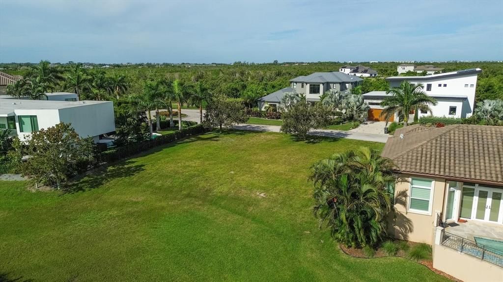 На продажу: $985,000 (0.27 acres)