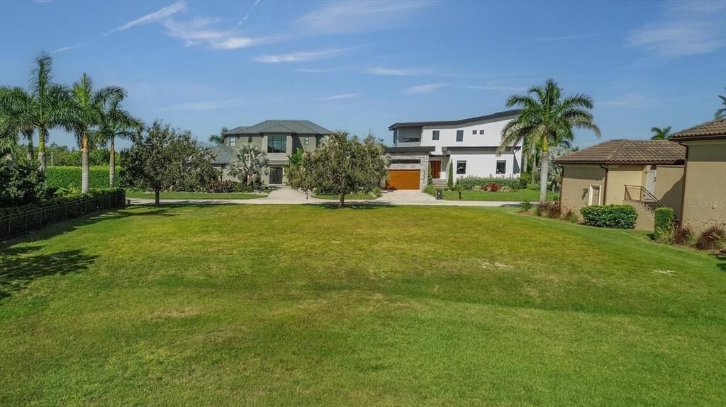 На продажу: $985,000 (0.27 acres)