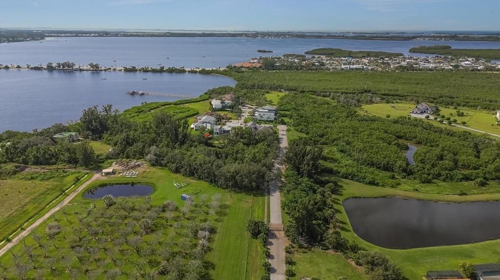 На продажу: $985,000 (0.27 acres)