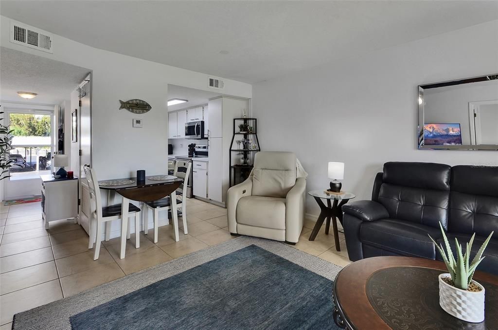 待售: $247,000 (2 贝兹, 2 浴室, 873 平方英尺)