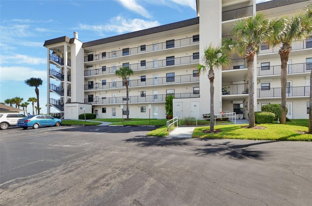 待售: $247,000 (2 贝兹, 2 浴室, 873 平方英尺)