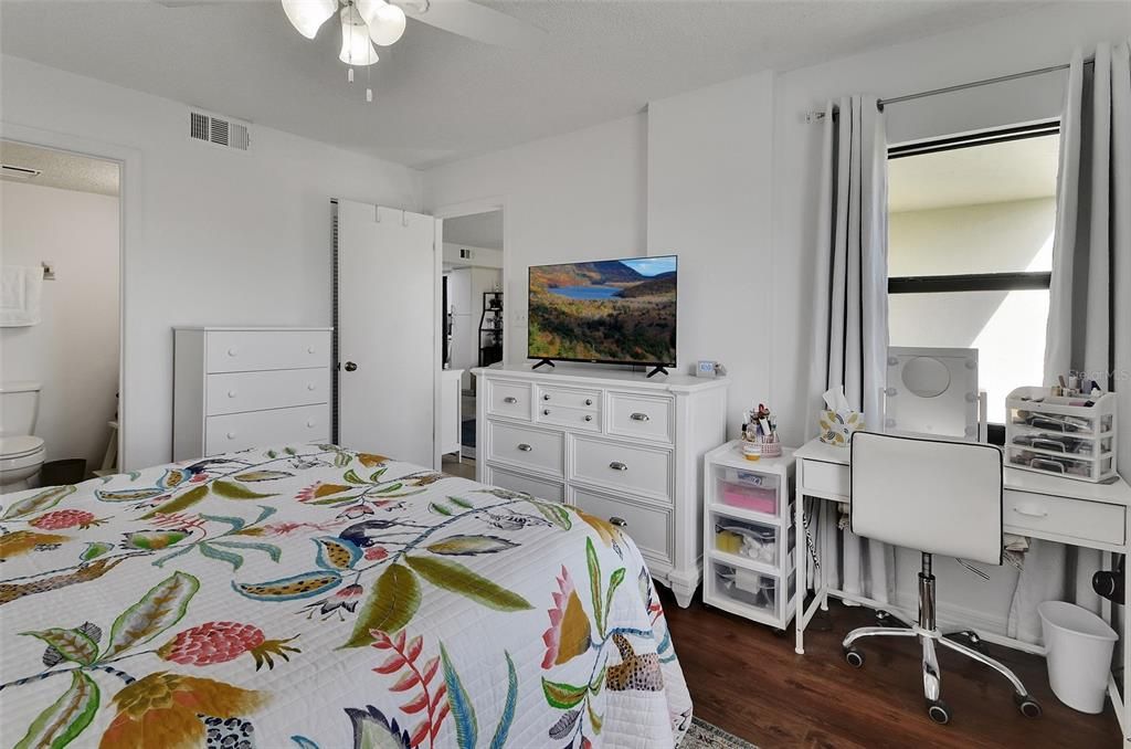 待售: $247,000 (2 贝兹, 2 浴室, 873 平方英尺)