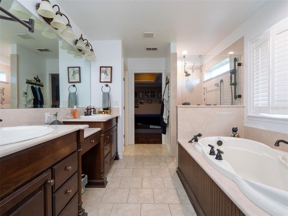 For Sale: $1,595,000 (5 beds, 3 baths, 4044 Square Feet)