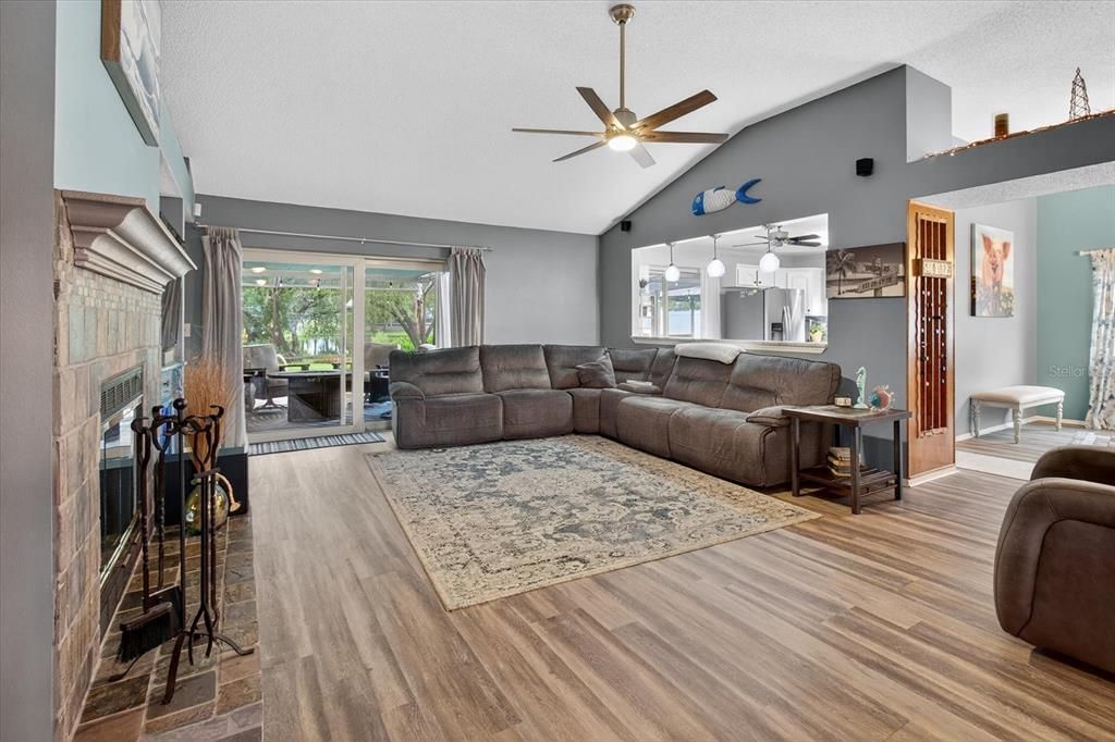 Activo con contrato: $449,000 (3 camas, 2 baños, 1848 Pies cuadrados)