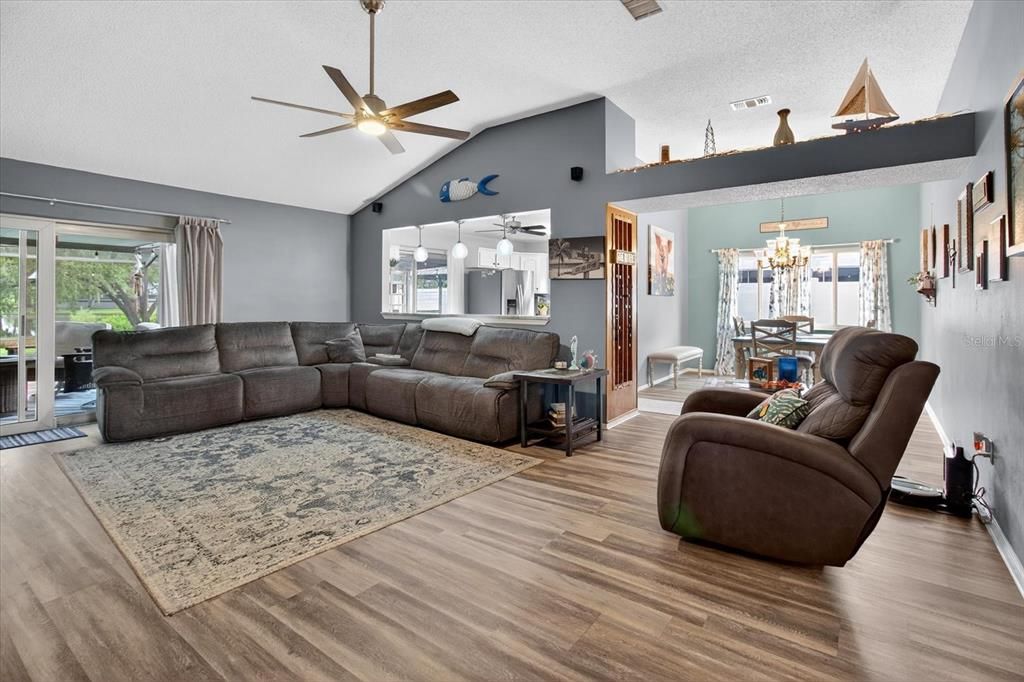 Activo con contrato: $449,000 (3 camas, 2 baños, 1848 Pies cuadrados)