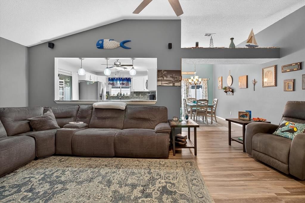 Activo con contrato: $449,000 (3 camas, 2 baños, 1848 Pies cuadrados)