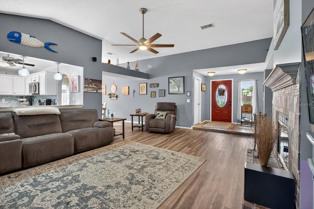 Activo con contrato: $449,000 (3 camas, 2 baños, 1848 Pies cuadrados)