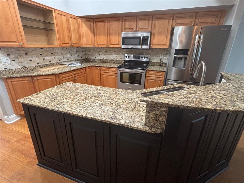 出租: $4,995 (3 贝兹, 3 浴室, 2041 平方英尺)