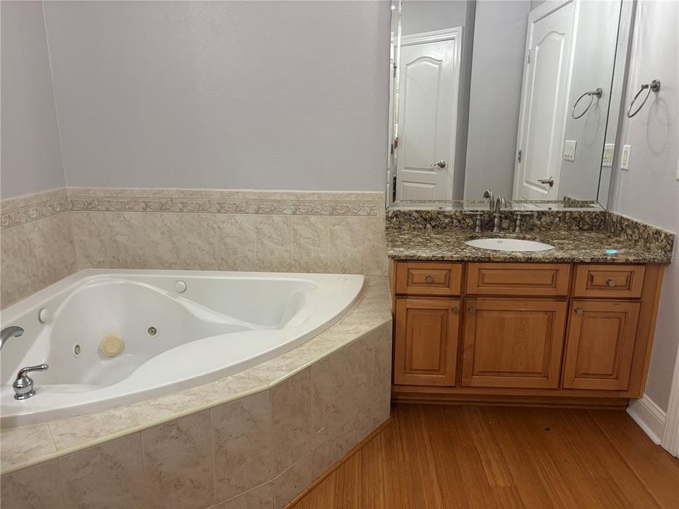 出租: $4,995 (3 贝兹, 3 浴室, 2041 平方英尺)