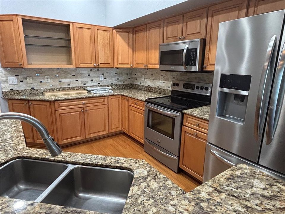 出租: $4,995 (3 贝兹, 3 浴室, 2041 平方英尺)