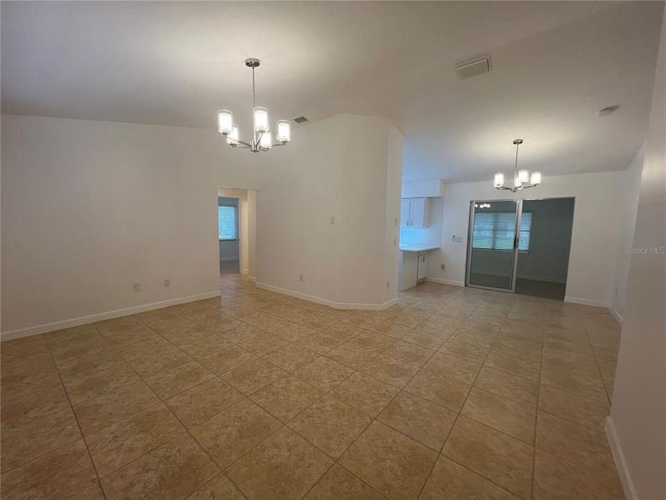 合同活跃: $1,800 (3 贝兹, 2 浴室, 1385 平方英尺)