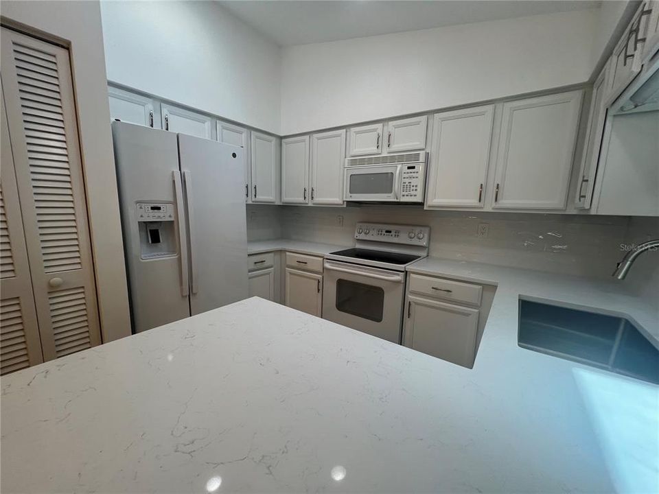 合同活跃: $1,800 (3 贝兹, 2 浴室, 1385 平方英尺)