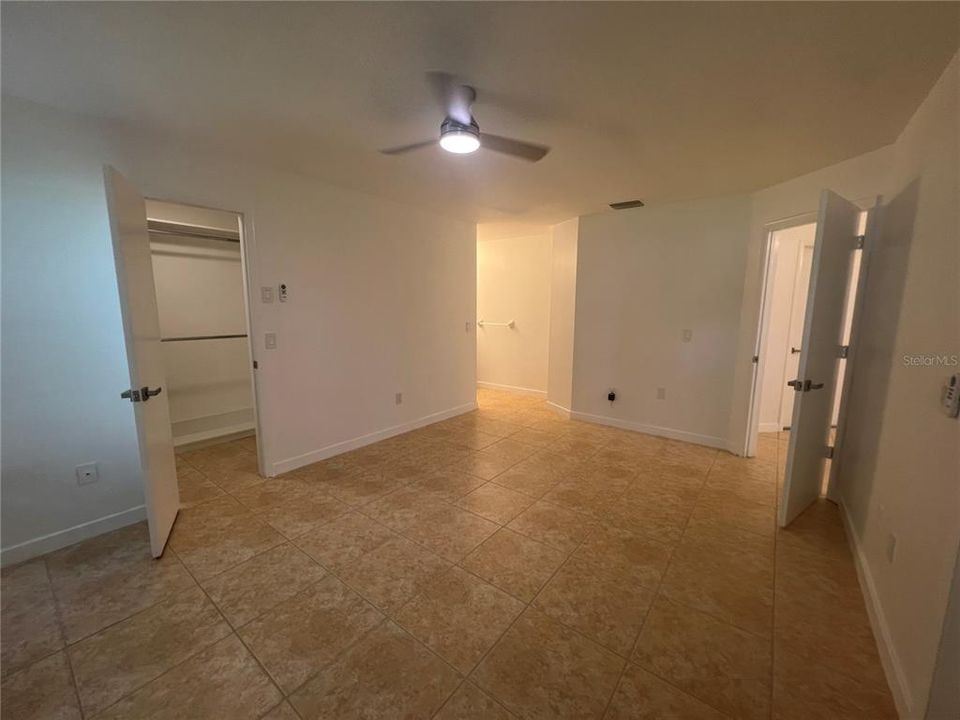 合同活跃: $1,800 (3 贝兹, 2 浴室, 1385 平方英尺)