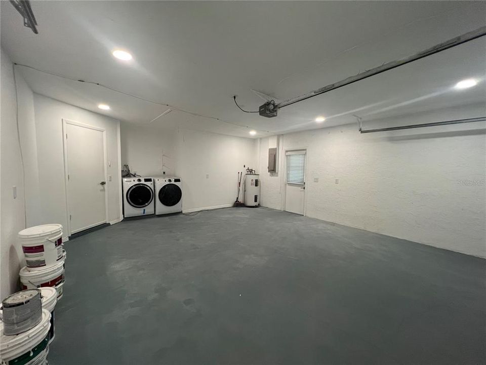 合同活跃: $1,800 (3 贝兹, 2 浴室, 1385 平方英尺)