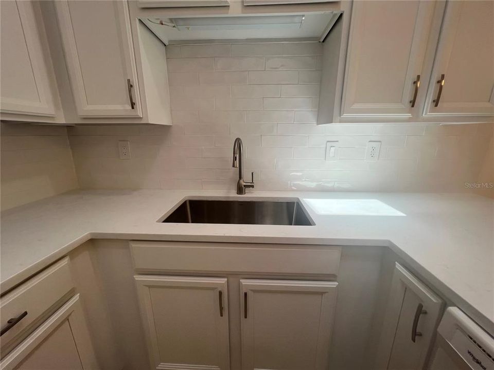 合同活跃: $1,800 (3 贝兹, 2 浴室, 1385 平方英尺)