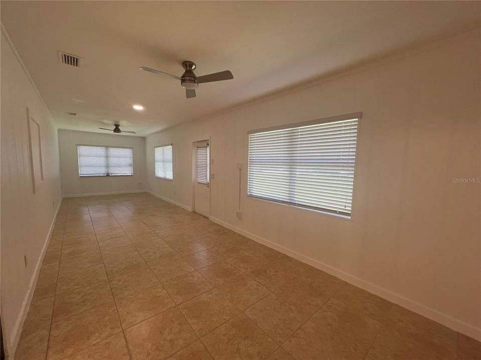 合同活跃: $1,800 (3 贝兹, 2 浴室, 1385 平方英尺)