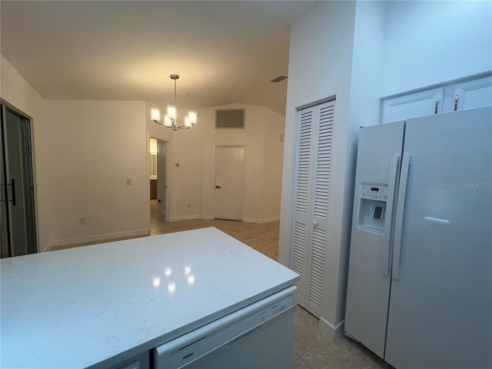 合同活跃: $1,800 (3 贝兹, 2 浴室, 1385 平方英尺)