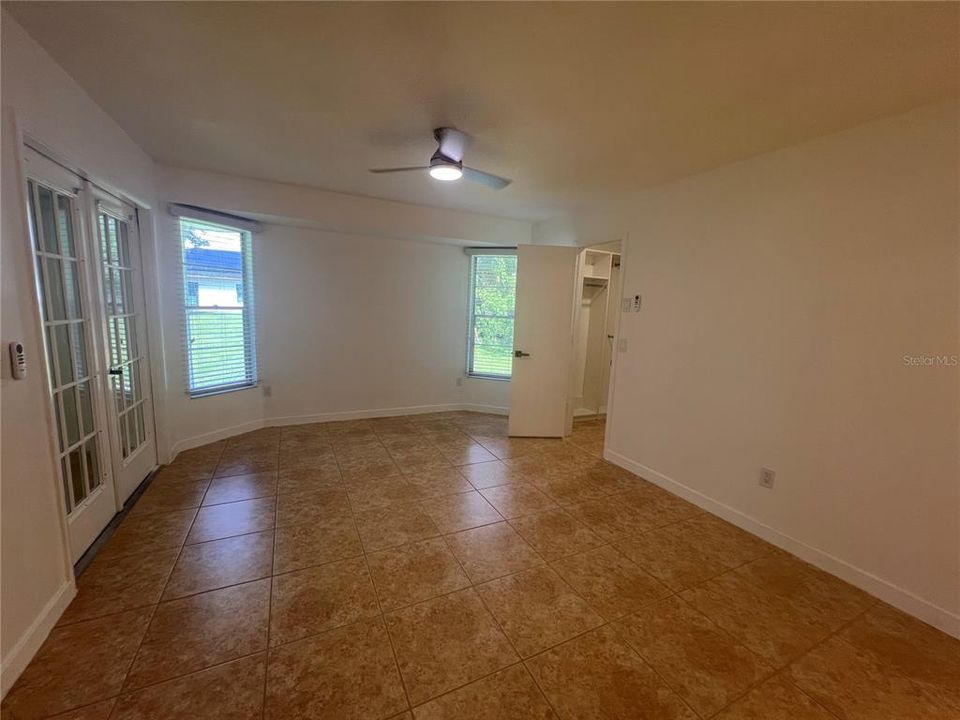 合同活跃: $1,800 (3 贝兹, 2 浴室, 1385 平方英尺)