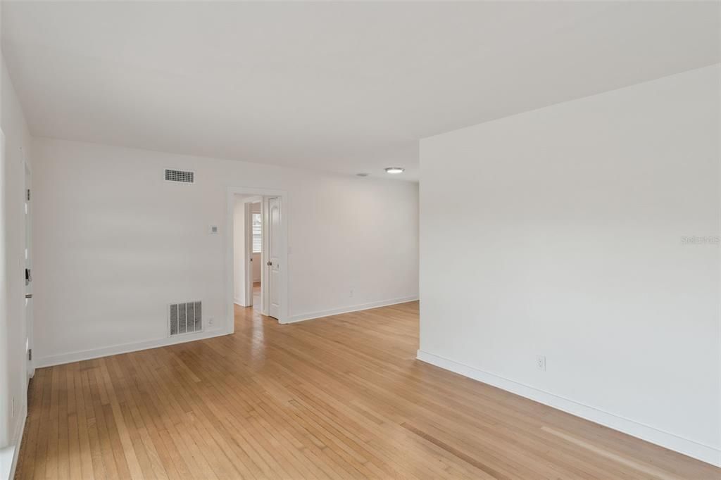 Под контрактом: $2,200 (2 спален, 1 ванн, 1138 Квадратных фут)