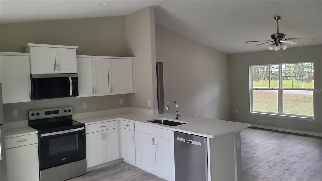 合同活跃: $219,500 (3 贝兹, 2 浴室, 1089 平方英尺)