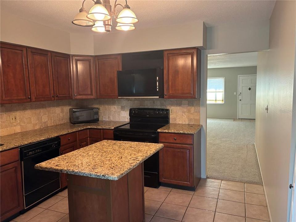 合同活跃: $164,500 (2 贝兹, 2 浴室, 1255 平方英尺)