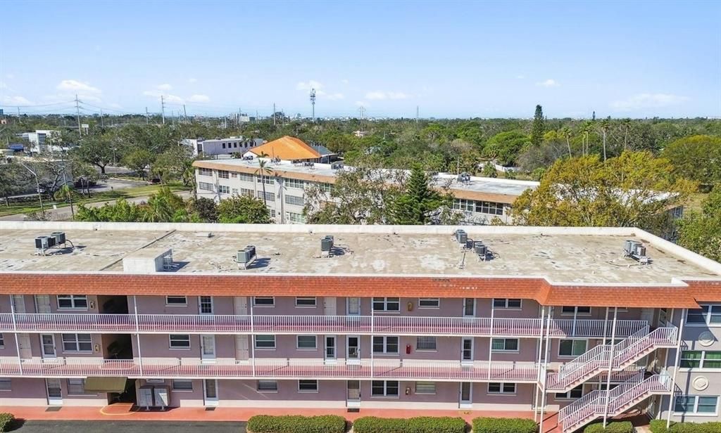 合同活跃: $164,500 (2 贝兹, 2 浴室, 1255 平方英尺)