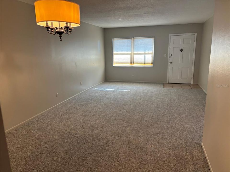 合同活跃: $164,500 (2 贝兹, 2 浴室, 1255 平方英尺)