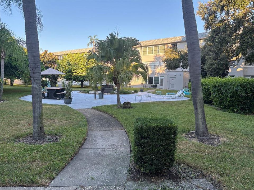 合同活跃: $164,500 (2 贝兹, 2 浴室, 1255 平方英尺)