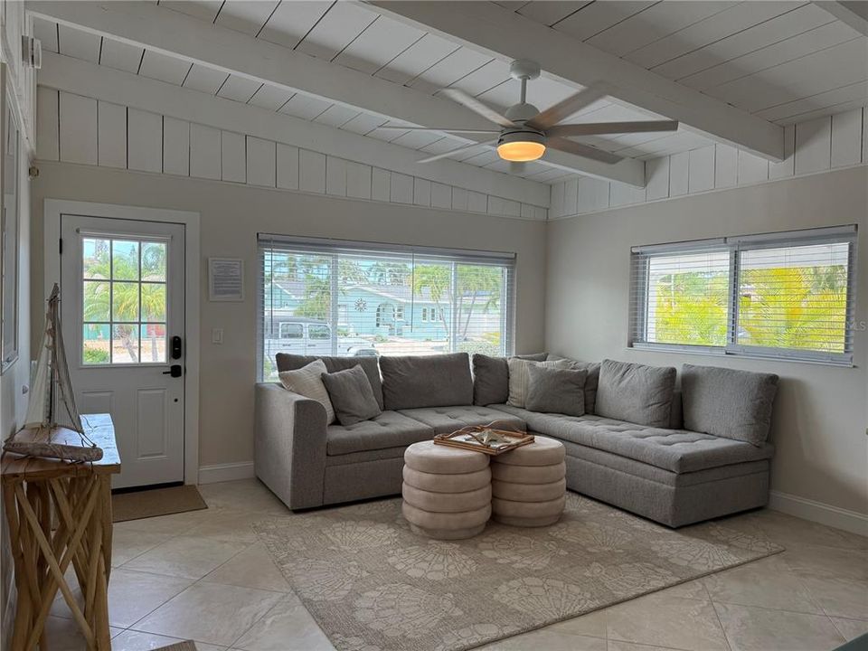 For Rent: $5,500 (2 beds, 1 baths, 968 Square Feet)