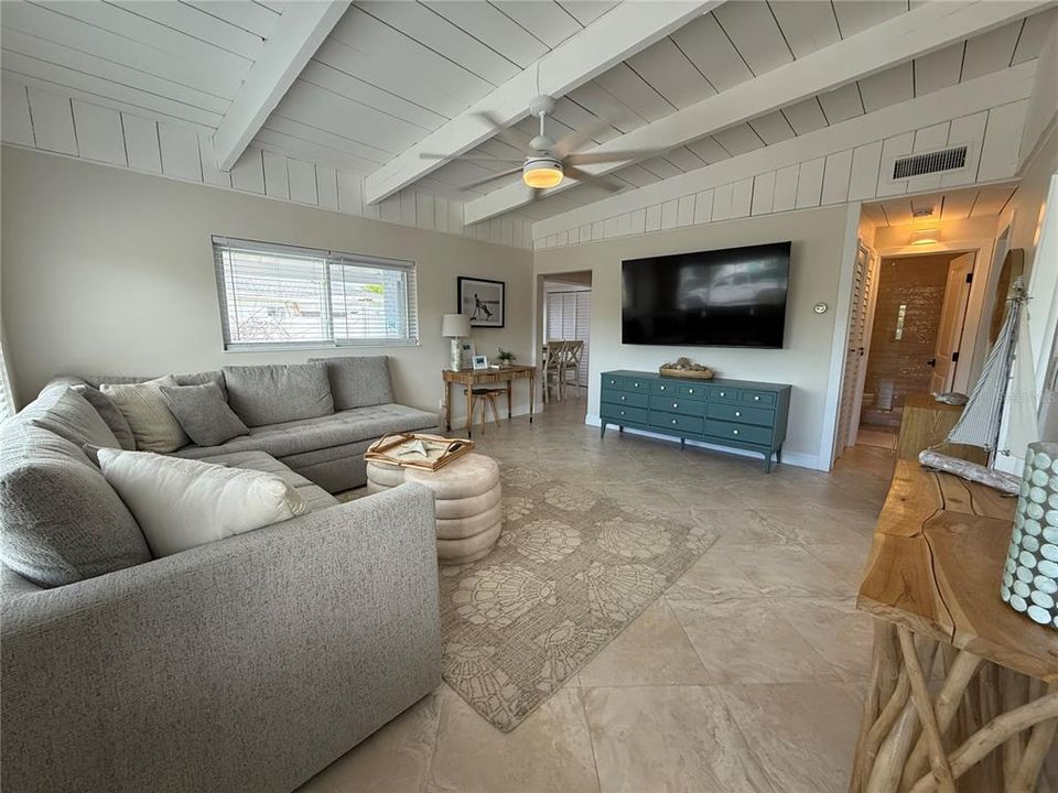 For Rent: $5,500 (2 beds, 1 baths, 968 Square Feet)