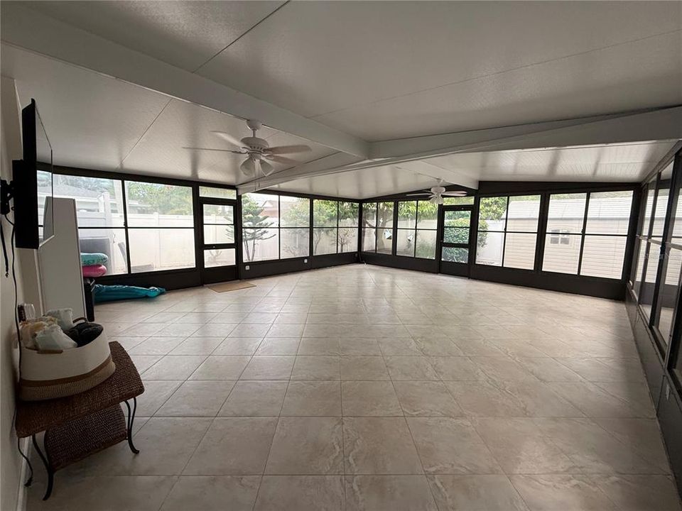 For Rent: $5,500 (2 beds, 1 baths, 968 Square Feet)