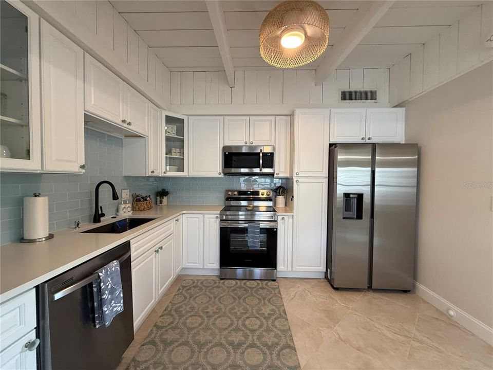 For Rent: $5,500 (2 beds, 1 baths, 968 Square Feet)