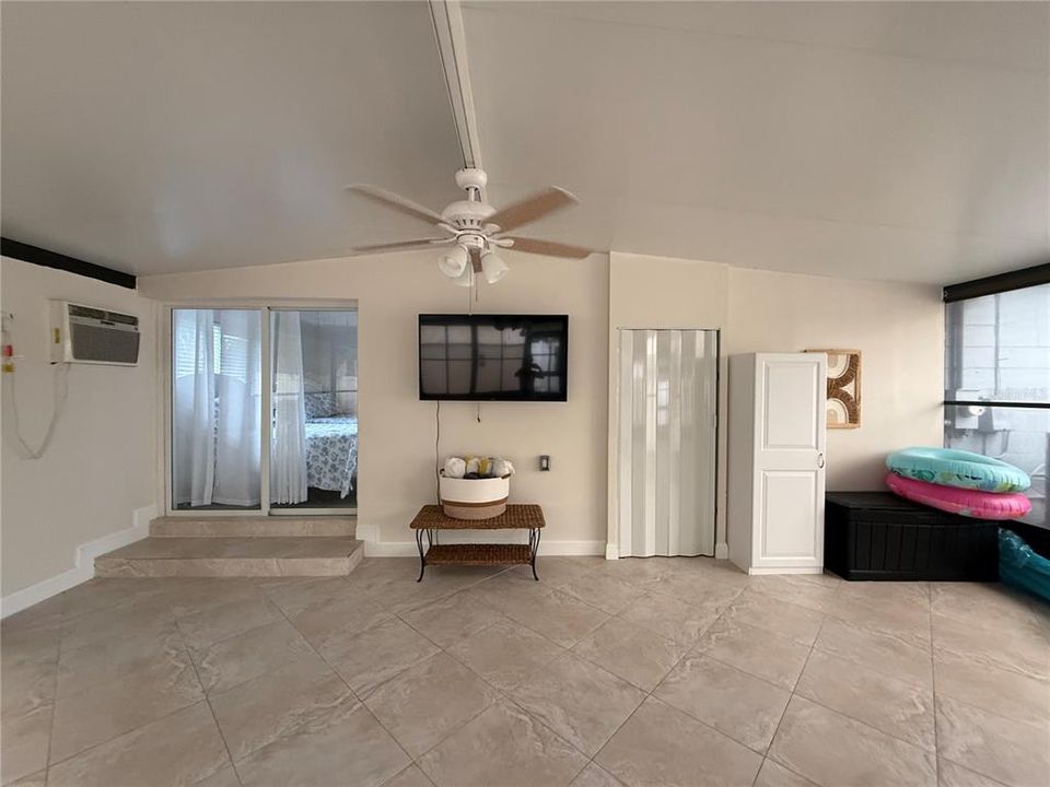 For Rent: $5,500 (2 beds, 1 baths, 968 Square Feet)