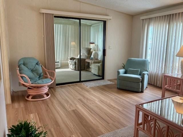 合同活跃: $189,000 (2 贝兹, 2 浴室, 972 平方英尺)