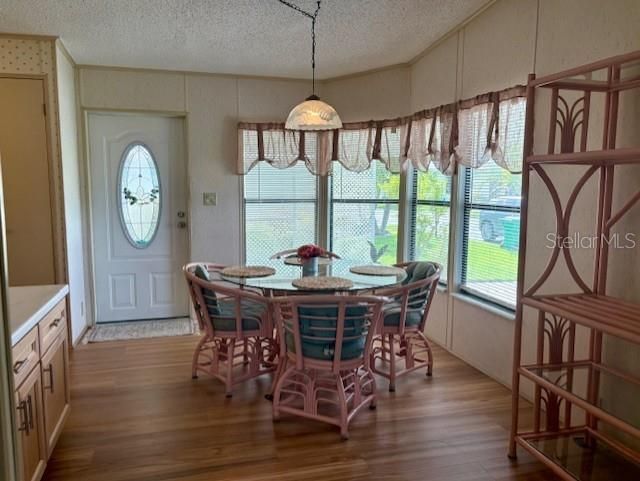 合同活跃: $189,000 (2 贝兹, 2 浴室, 972 平方英尺)