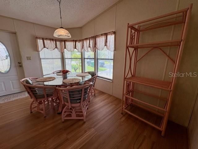 合同活跃: $189,000 (2 贝兹, 2 浴室, 972 平方英尺)